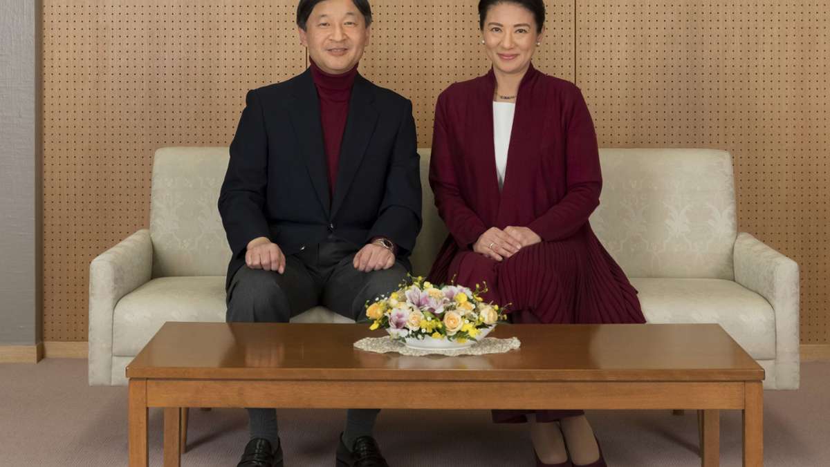  Tradition wird in Japan großgeschrieben, erst recht in der Kaiserfamilie. Der Tenno Naruhito und seine Frau Masako wollen den Hof öffnen. Und so volksnäher werden und mit den veränderten Zeiten Schritt halten. 