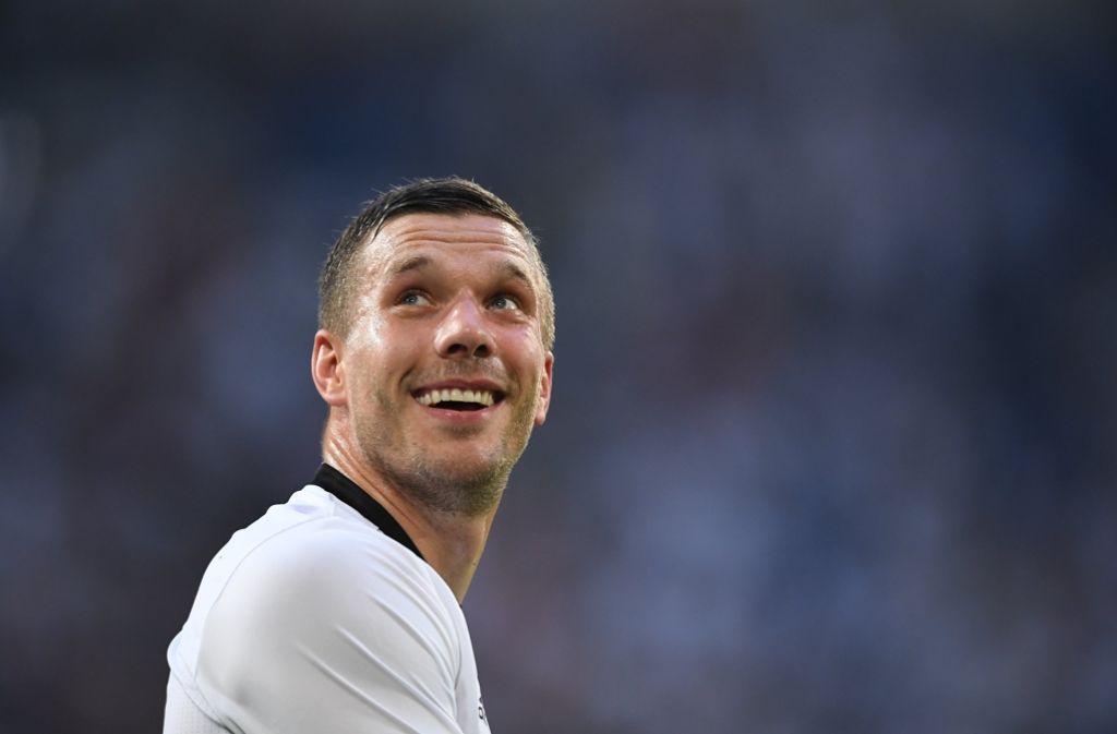 Lukas Podolski beendet die Debatte über Jogi Löws „Fehlgriff“: „In der Mannschaft ist das kein Thema. Ich denke, 80 Prozent von euch und ich kraulen sich auch mal an den Eiern.“