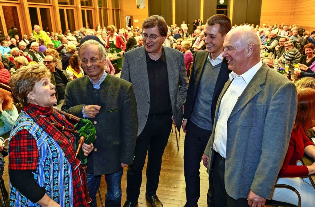 Sabine Essinger und Gerhard Raff waren zu Gast bei Pfarrer Thomas Nonnenmann, Bürgermeister Daniel Töpfer und dem OGV-Vorsitzenden Bernd Hörnlen (v.l.). Foto: factum/Bach