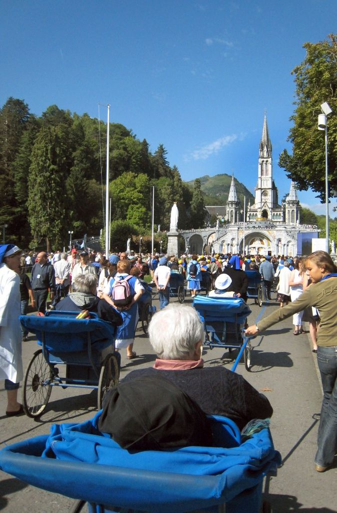 Doch auch in dem wundersamen 15 000-Einwohner-Ort ist das Mirakulöse die Ausnahme. Lourdes-Reisen lassen keinen Kranken automatisch gesunden.