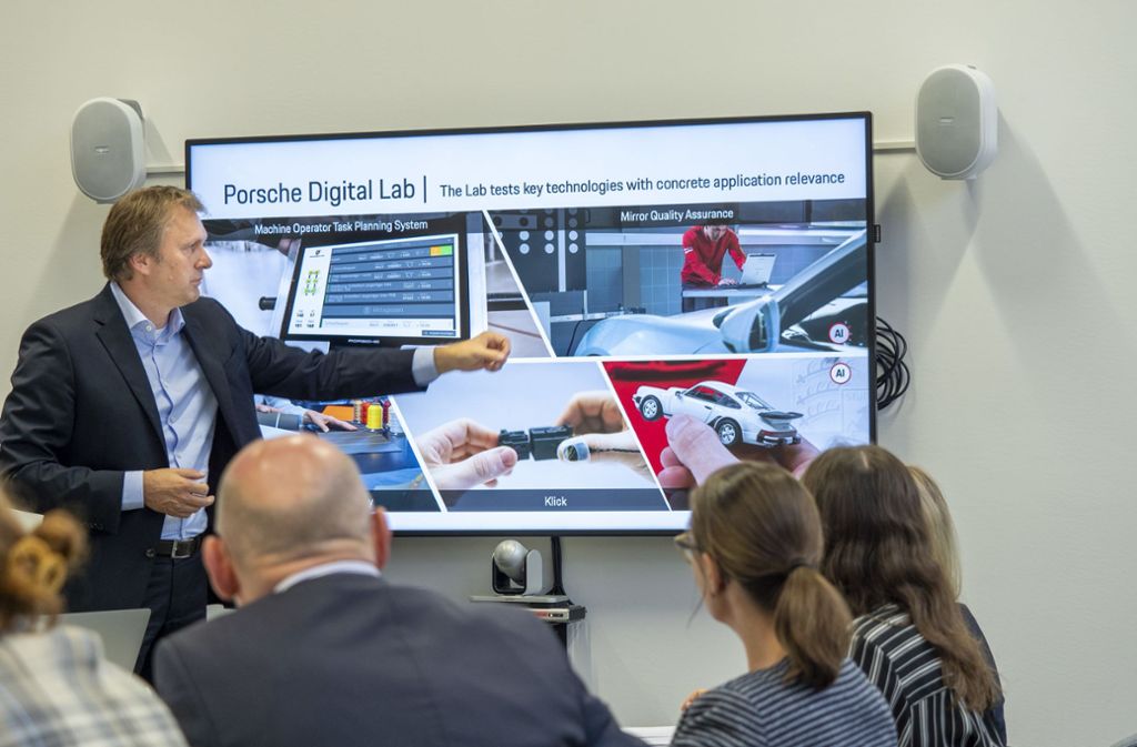 Mathias Ulbrich, Chef von Porsche digital, stellt die Arbeiten des Porsche Digital Labs vor.