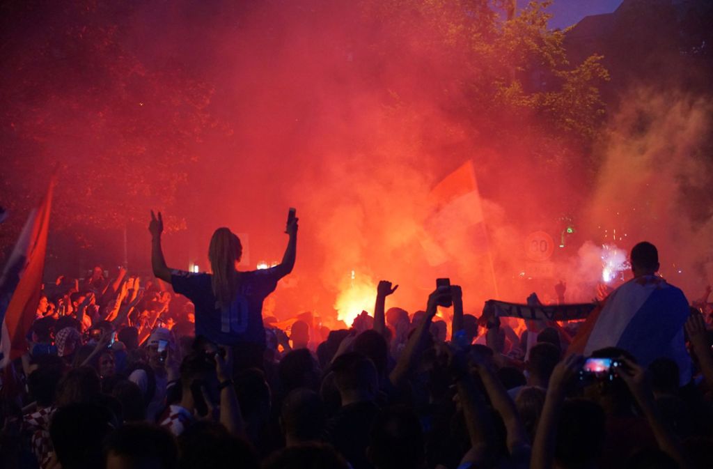 Die kroatischen Fans auf der Theodor-Heuss-Straße in Stuttgart. Foto: Andreas Rosar Fotoagentur-Stuttg