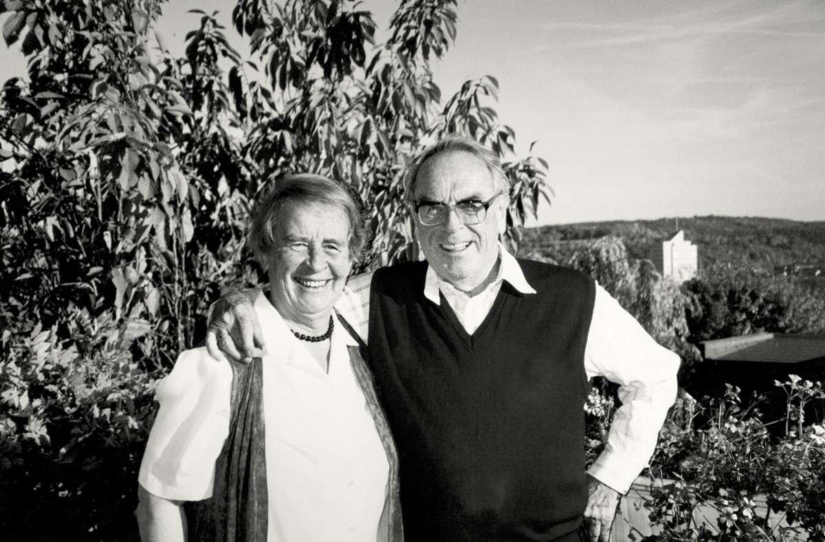 Jürgen Moltmann mit seiner Frau Elisabeth Moltmann-Wendel im Herbst 2000 auf ihrem Tübinger Balkon