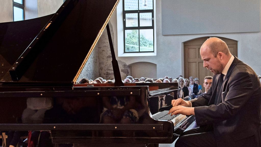 Der Pianist Moritz Winkelmann gastiert im Klösterle: Atemlose Stille, donnernde Klanggewitter