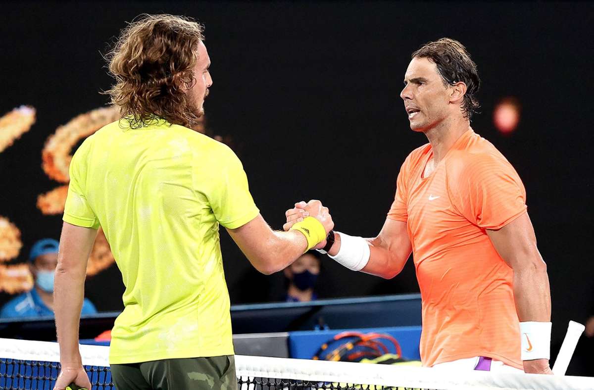 Rafael Nadal (rechts) ist bei den Australian Open an Stefanos Tsitsipas gescheitert. Foto: AFP/DAVID GRAY
