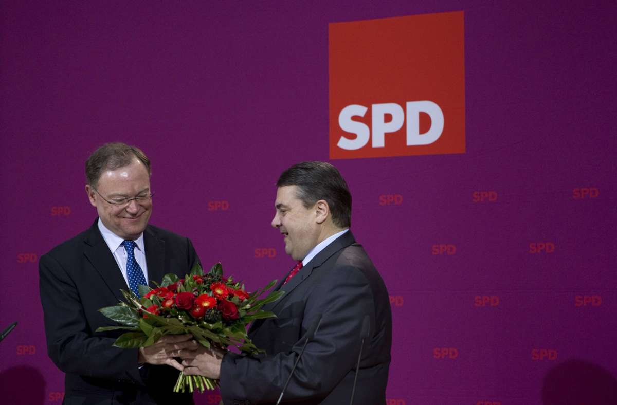 Nach einem Kopf-an-Kopf-Rennen stand fest: SPD und Grüne haben gewonnen – mit gerade mal 12 409 Stimmen Vorsprung. Die CDU holte 36 Prozent der Stimmen, die SPD 32,6 Prozent, die Grünen 13,7 und die FDP 9,9 Prozent. Hieß am Ende: Rot-Grün kam auf 69 Sitze im Landesparlament, Schwarz-Gelb auf 68. Die CDU/FDP-Koalition wurde damit nach zehn Jahren abgewählt.