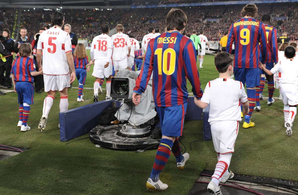Einlaufen zum Achtelfinal-Hinspiel in der der Champions League: Der VfB spielt am 23. Februar 2010 daheim gegen den FC Barcelona und dessen Superstars Lionel Messi und Zlatan Ibrahimovic.