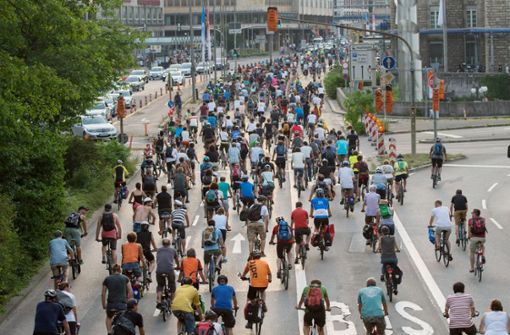 Ob Bosch so viele Mitarbeiter aufs Fahrrad bringt und den Verkehr in Stuttgart revolutioniert? Eher unwahrscheinlich. Im Bild sind Fahrradfahrer zu sehen, die 2015 in Stuttgart am Fahrradprotest „Critical Mass“ teilnahmen, der für den Ausbau des Radverkehrs wirbt. Foto: dpa