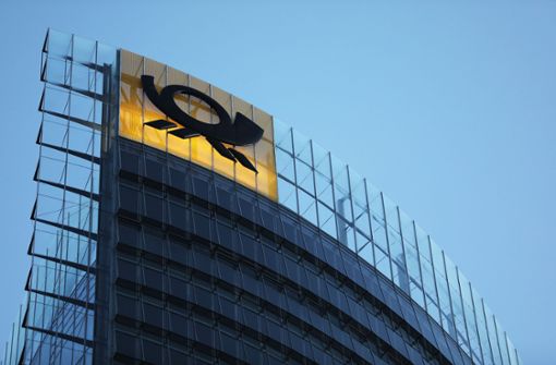 Das Logo der Post leuchtet am Post-Tower, dem Unternehmenssitz der Deutsche Post DHL Group in Bonn. (Archivbild) Foto: dpa/Oliver Berg
