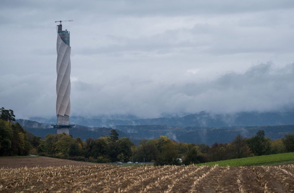 Der neue Testturm steht einzigartig in der Landschaft.