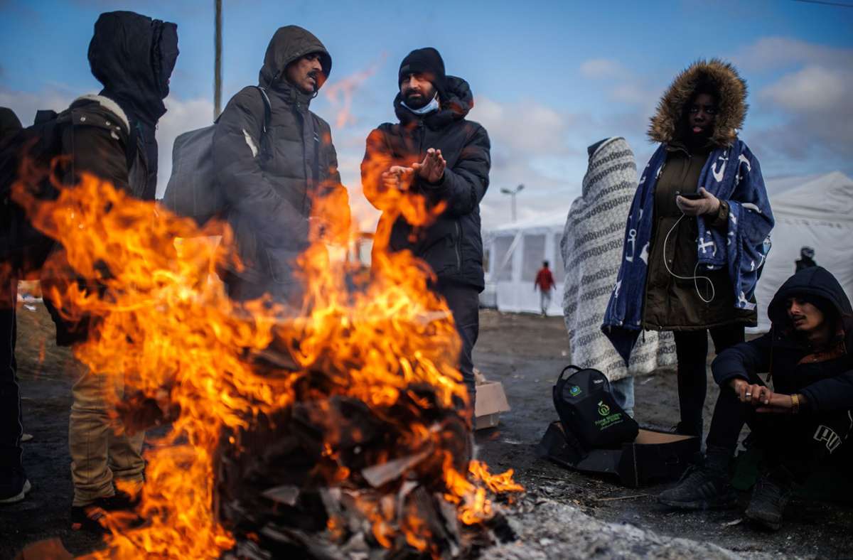 Polen, Medyka: Mehrere Menschen wärmen sich an einem Feuer am Grenzübergang auf. Wegen des russischen Angriffs auf die Ukraine sind nach Angaben des UN-Flüchtlingshilfswerks (UNHCR) etwa 368 000 Menschen auf der Flucht.
