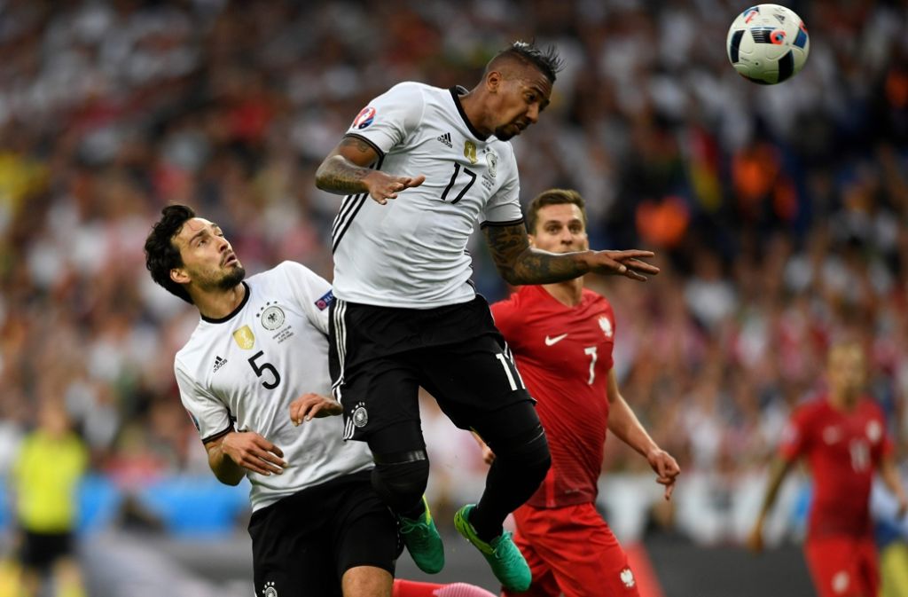 Mats Hummels ist wieder im Spiel und Jerôme Boateng kämpft im Spiel gegen Polen um den Ball. Unsere Einzelkritik gibt es auf den folgenden Bildern. Foto: AFP