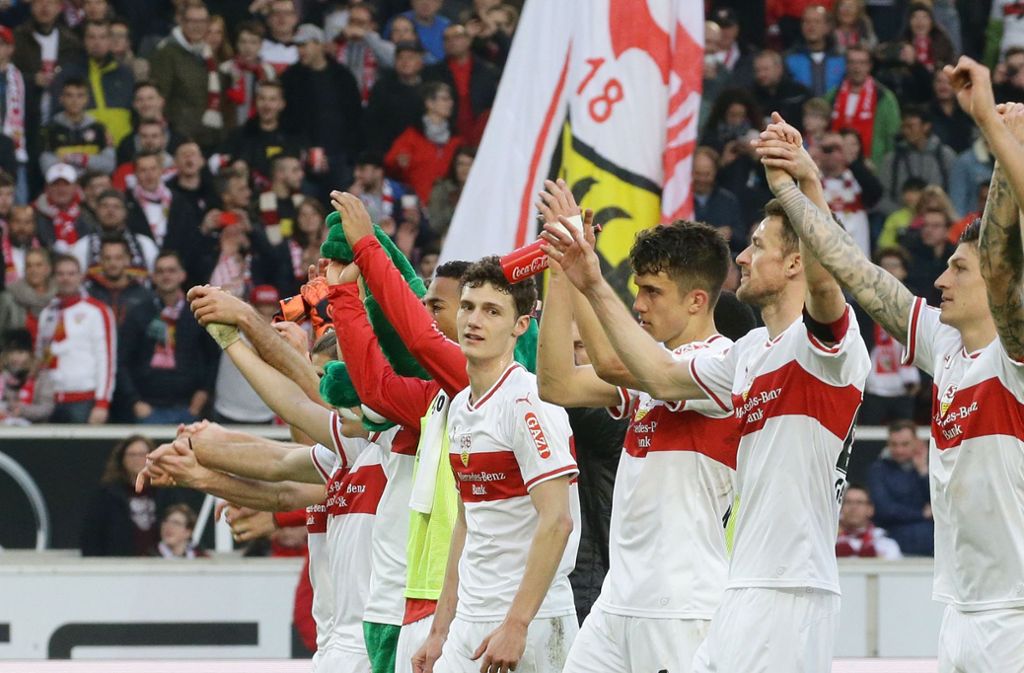 So was hat man lange nicht gesehen: Feiernde Spieler des VfB Stuttgart vor ihren Fans.