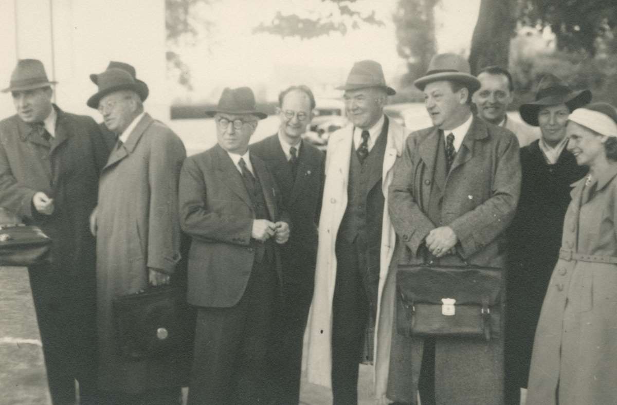 Helmut Paulus (Vierter von links) bei einer Tagung 1940. In den Jahren 1924/25 lebte der 1900 in Genkingen auf der schwäbischen Alb geborene Paulus bei Verwandten im damaligen Palästina. Zuvor hatte der Pfarrerssohn in Ludwigsburg eine Ausbildung zum Buchhändler gemacht.