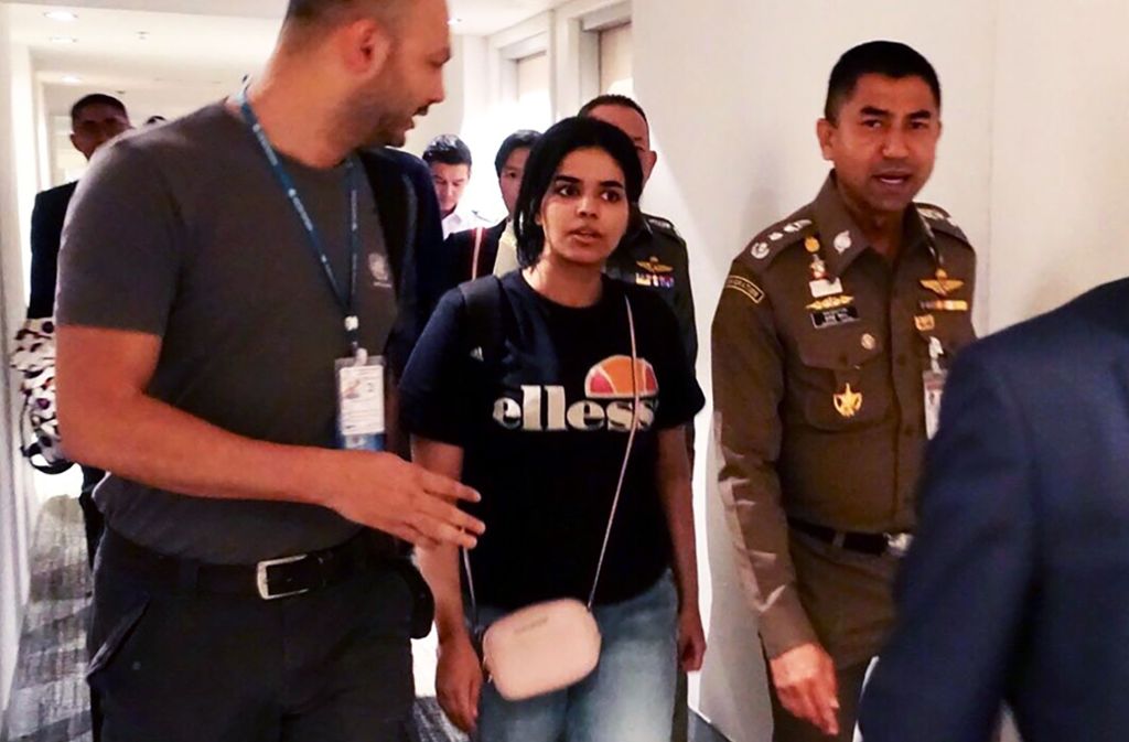 Rahaf Mohammed (Mitte) aus Saudi-Arabien wurde im Januar 2019 schlagartig im Netz berühmt, als sie auf ihrem Weg von Kuwait nach Australien in Bangkok von den thailändischen Behörden festgesetzt wurde. Als sie auf Twitter um Unterstützung bat, wurde der Druck so groß, dass die Behörden sie nicht nach Kuwait auslieferten. Sie lebt heute im kanadischen Asyl.