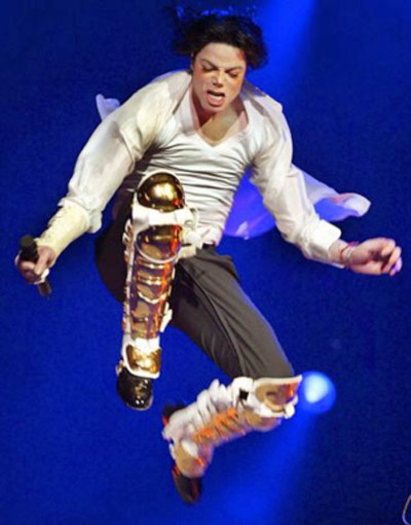 Wieder besser in Form: Bei "A Night at the Apollo", einem Benefizkonzert in New York im Jahr 2002, springt Michael in alter Manier mit ominösen Schienbeinschonern über die Bühne.