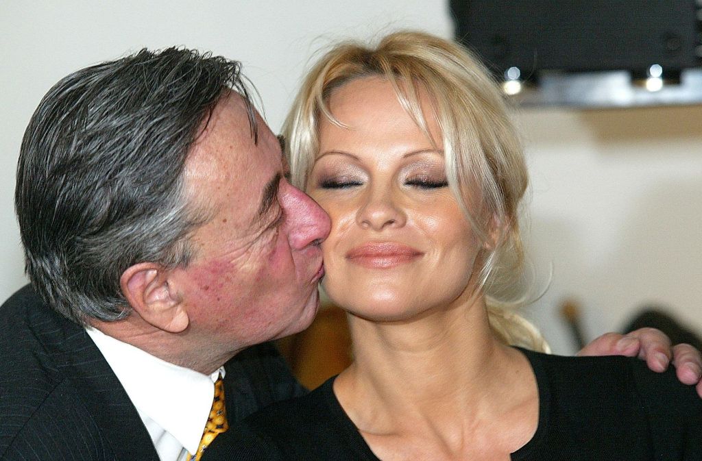 Bussi vom Lugner: Im Jahr 2003 besuchte Ex-Baywatch-Nixe Pamela Anderson den Wiener Opernball.