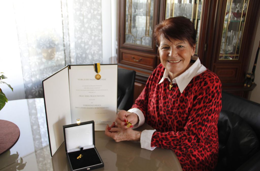 Edeltraud Wetzel mit ihren beiden Auszeichnungen in ihrem Haus in Botnang