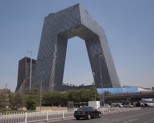 Die Architektur ist vorbildlich, der Umgang mit den Medien nicht: der Sitz des chinesischen Staatsfernsehen CCTV. Foto: EPA