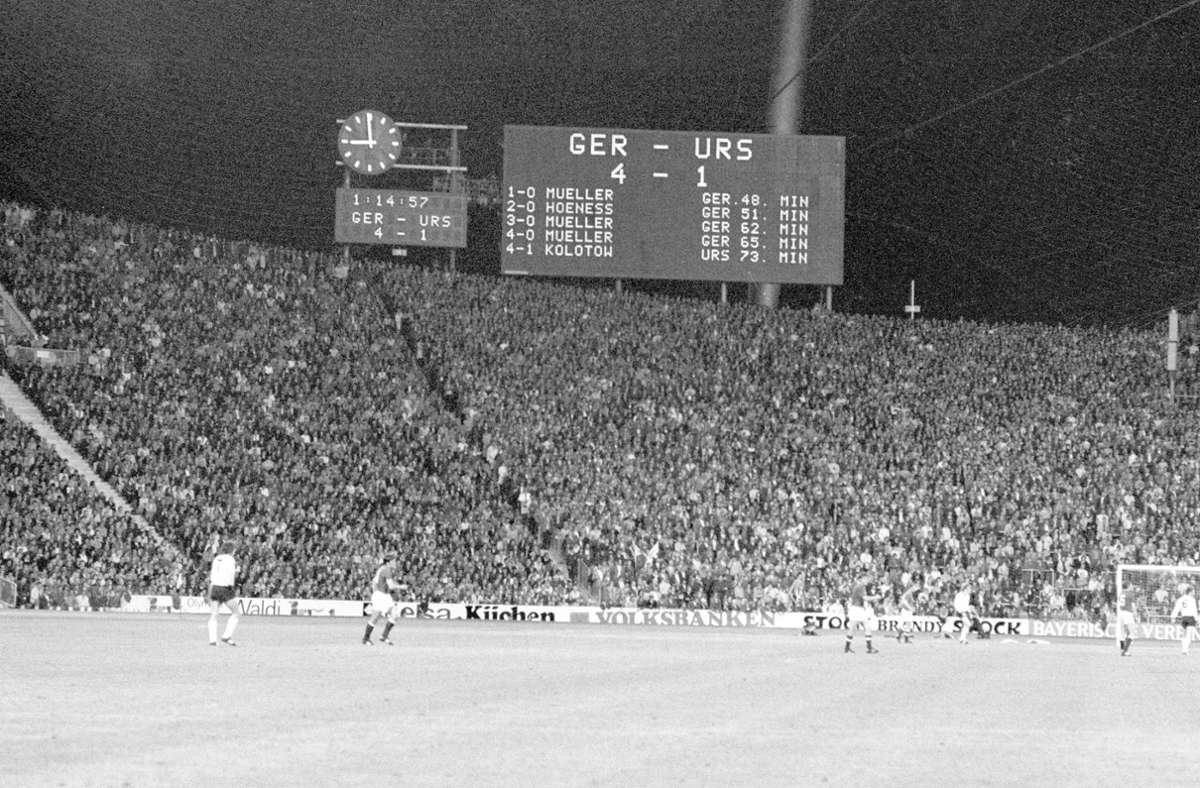 Mit dem Länderspiel der deutschen Nationalelf gegen die Sowjetunion wird das Olympiastadion am 26. Mai 1972 – kurz vor den Olympischen Spielen – eröffnet. 80 000 Zuschauer sehen einen 4:1-Sieg, bei dem Gerd Müller alle Tore für den Gastgeber erzielt.