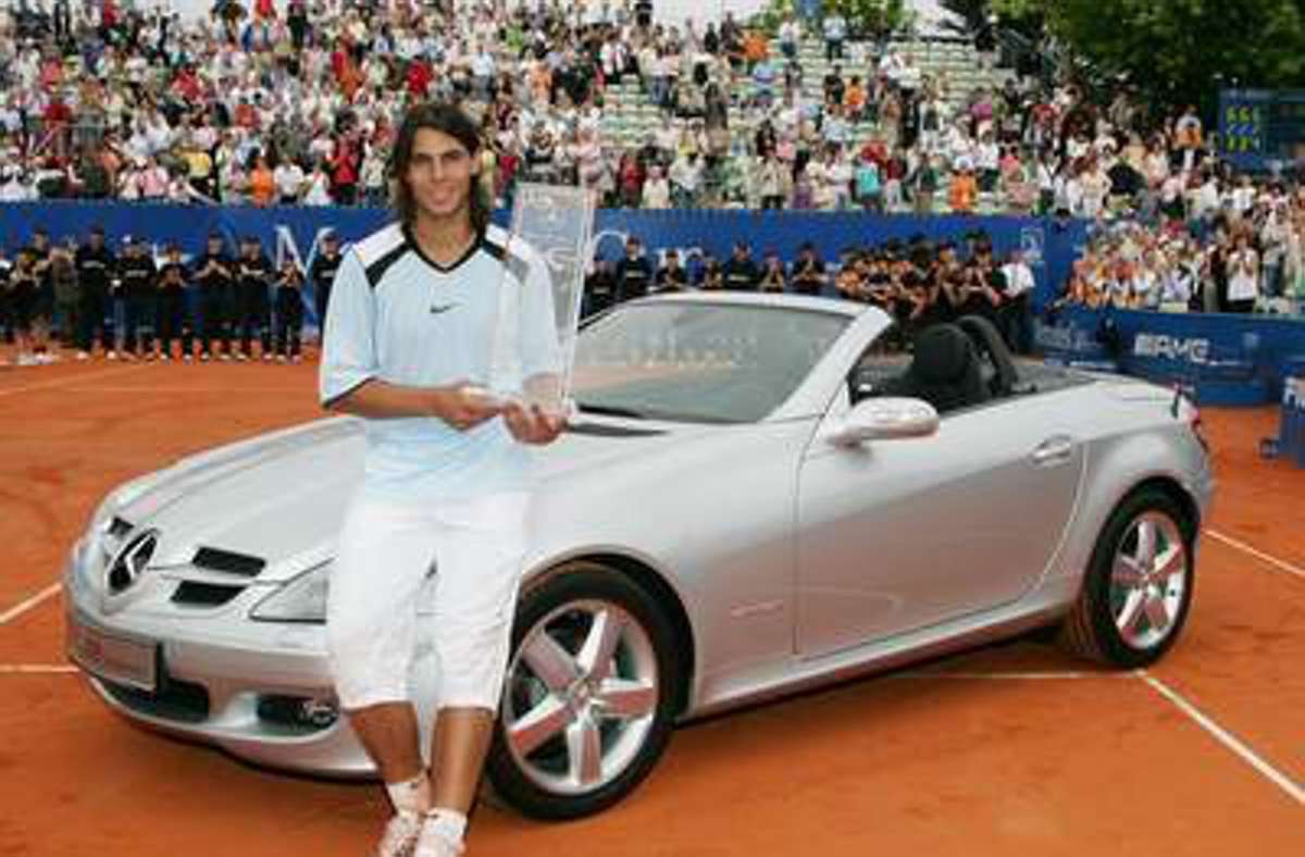 Anders als bei diesem Herrn: 2005 freut sich Rafael Nadal über das Sieger-Auto. Er gewann insgesamt dreimal in Stuttgart.