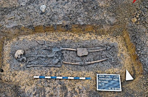 In Baden-Württemberg ist es noch ungewöhnlich: Dieses Skelett eines Menschen aus dem Hochmittelalter in Filderstadt-Bernhausen ist von Archäologen eines privaten Unternehmens ausgegraben worden. Foto: Georg Häußler/Archaeotask