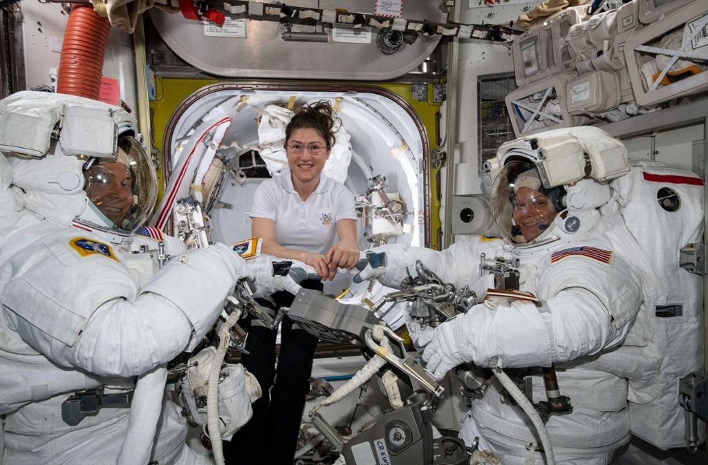 Astronautin Christina Koch (Mitte) unterstützt am 22. März die Astronauten Nick Hague (links) und Anne McClain in ihren Raumanzügen, kurz bevor diese ihren ersten Weltraumspaziergang Karriere beginnen.