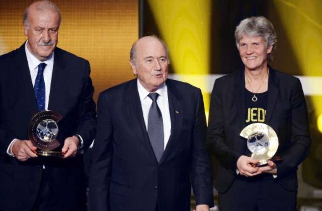 Der spanische Nationaltrainer Vicente del Bosque (links), die schwedische Nationaltrainerin Pia Sundhage (rechts) und Fifa-Präsident Sepp Blatter