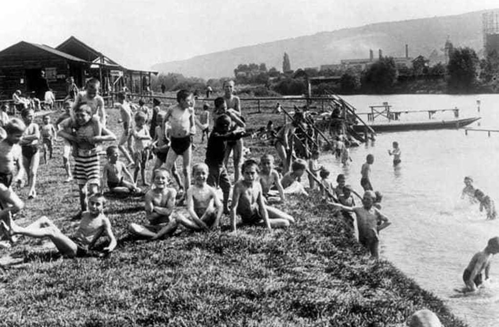 Badevergnügen vor 100 Jahren im Neckar in der Nähe des Gaskessels: Was Lesern unseres Stuttgarts-Albums auffällt, ist, wie dünn die Kinder damals waren.
