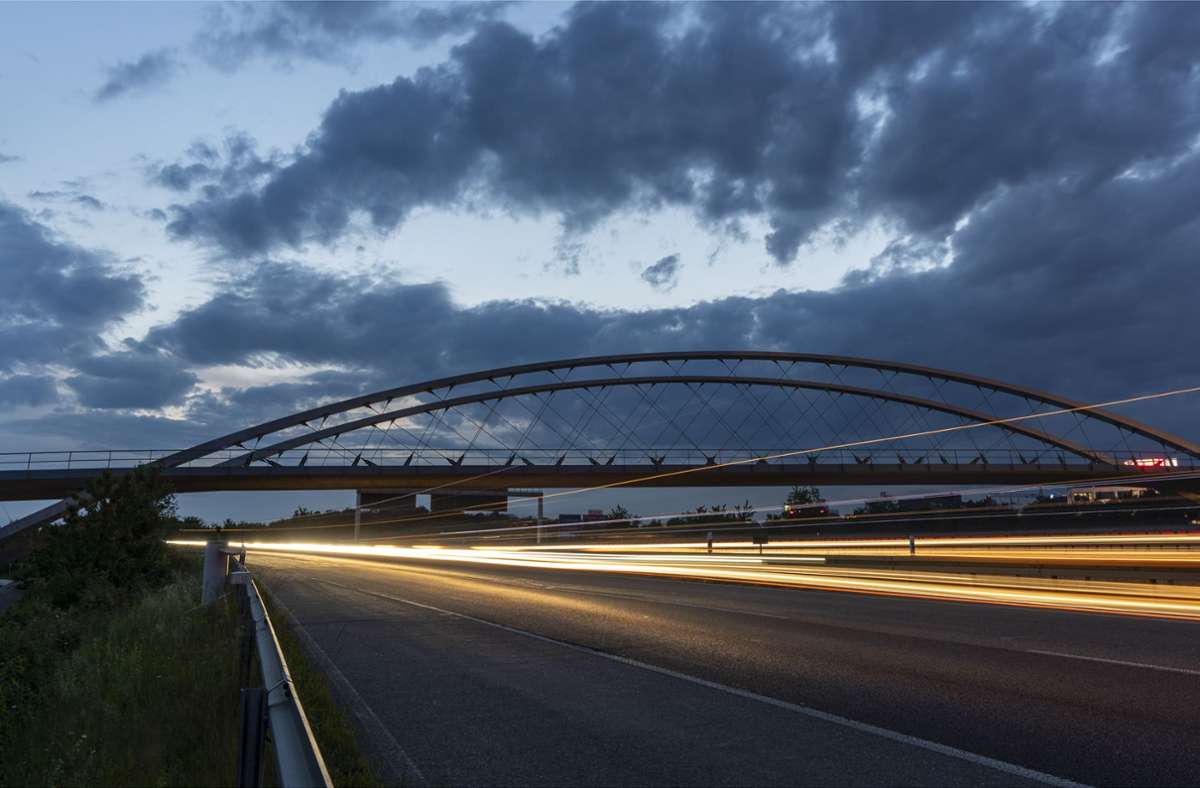 Brücken-Schönheit in der Dämmerung: die neue Stadtbahnbrücke, die sich am Echterdinger Ei über die A8 spannt