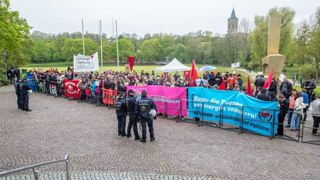 Protest gegen AfD-Parteitag in Stuttgart: Polizei kündigt Wasserwerfereinsatz an
