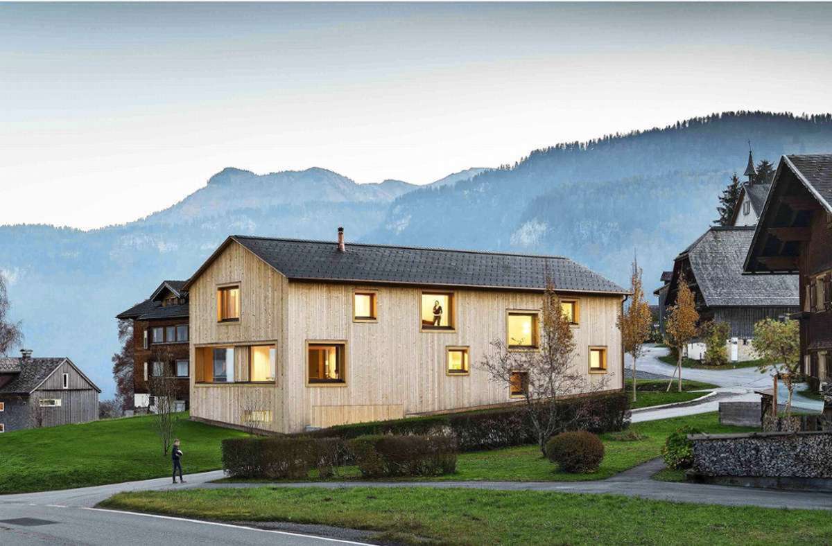 Holzhaus in der architektonischen Vorzeigegegend Vorarlberg. In Schwarzenberg steht dieses Wohn- und Geschäftshaus einer Familie, entworfen wurde das Gebäude von Architekt Jürgen Haller, der sein ebenfalls preisgekröntes Bürogebäude im nahe liegenden Mellau hat.
