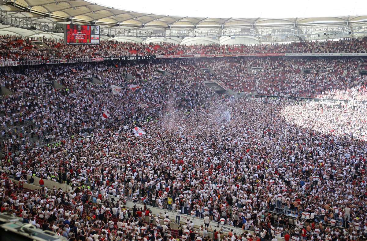 Die Zuschauer sind nach dem emotionalen Ende der Partie nicht mehr zu halten. Es kommt zum Platzsturm, Fans und Mannschaft feiern gemeinsam. Später muss der VfB dafür eine Strafe zahlen.