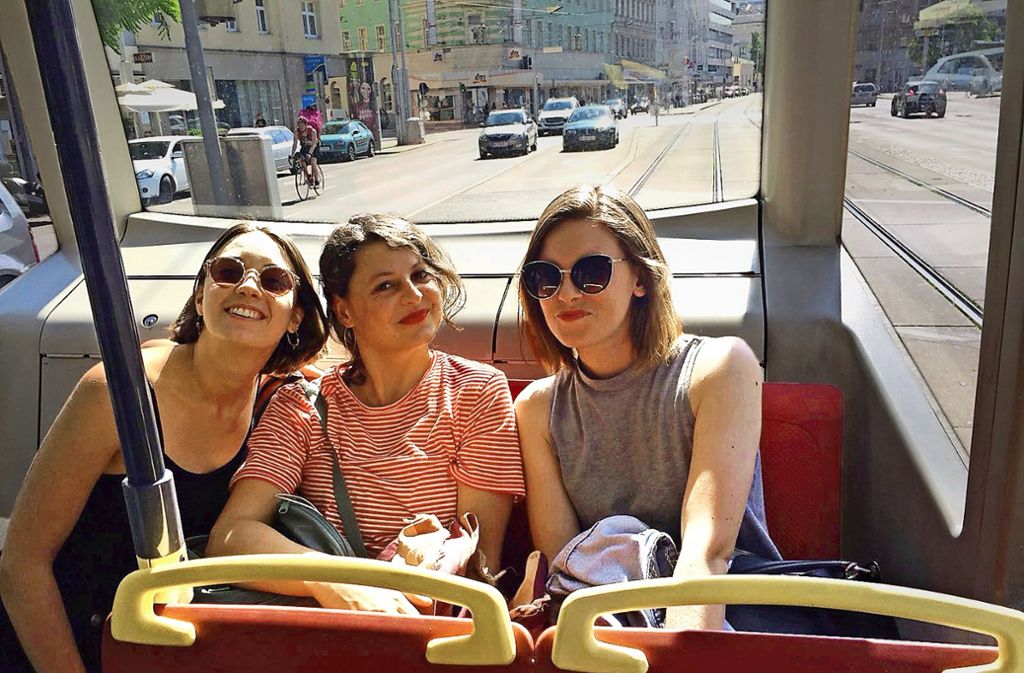 Unsere Autorin Maren Häußermann (rechts) mit zwei Freundinnen in einer Wiener Tram.