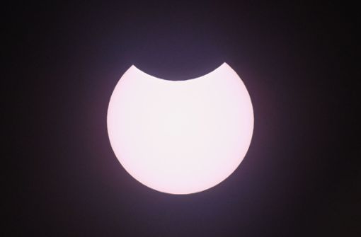 Nur ein kleiner Teil der Sonne wird bei einer partiellen Sonnenfinsternis vom Mond verdeckt – wie hier am 10. Juni 2021 im brandenburgischen Sieversdorf. Foto: dpa//atrick Pleul