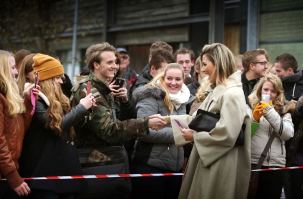 3. Dezember 2014: In Leeuwarden überrascht Königin Máxima der Niederlande eine Gruppe Jugendlicher, die sich in Freiwilligendiensten angagieren.