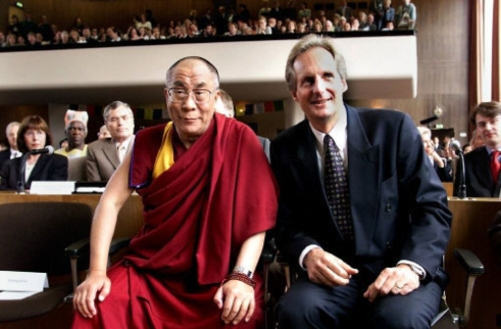 1999 ist das geistige Oberhaupt der Tibeter zu Besuch in der Stadt. Der Herr nebem dem Daila Lama ist Wolfgang Schuster, der seit 1997 Oberhaupt, pardon, Oberbürgermeister von Stuttgart ist.