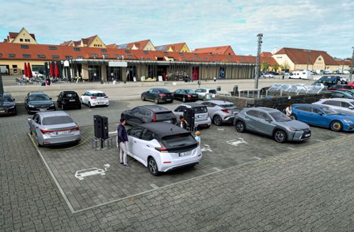 Die Stadtwerke richten auf dem Parkplatz innerhalb des Römerkastells   58 Lademöglichkeiten für E-Autos ein. Foto: Stadtwerke Stuttgart/LINK3D