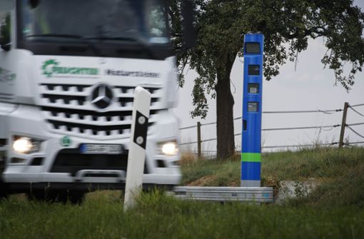 Die blau-grünen Säulen haben es auf Lastwagen abgesehen. Foto: Gottfried Stoppel