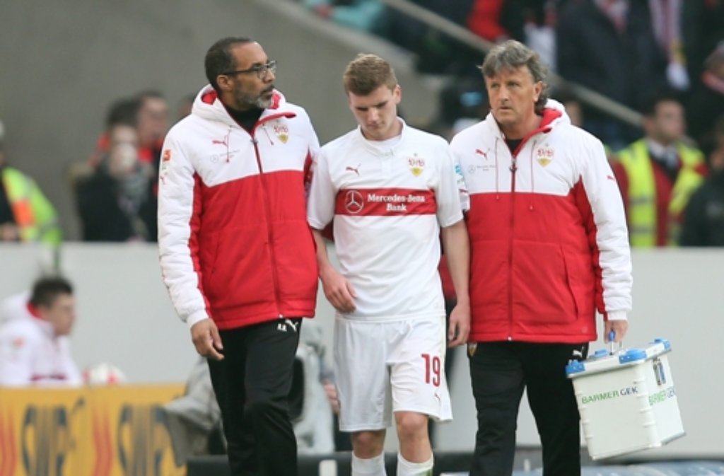 Timo Werner wird von den Teamärzten des VfB Stuttgart in die Kabine begleitet.