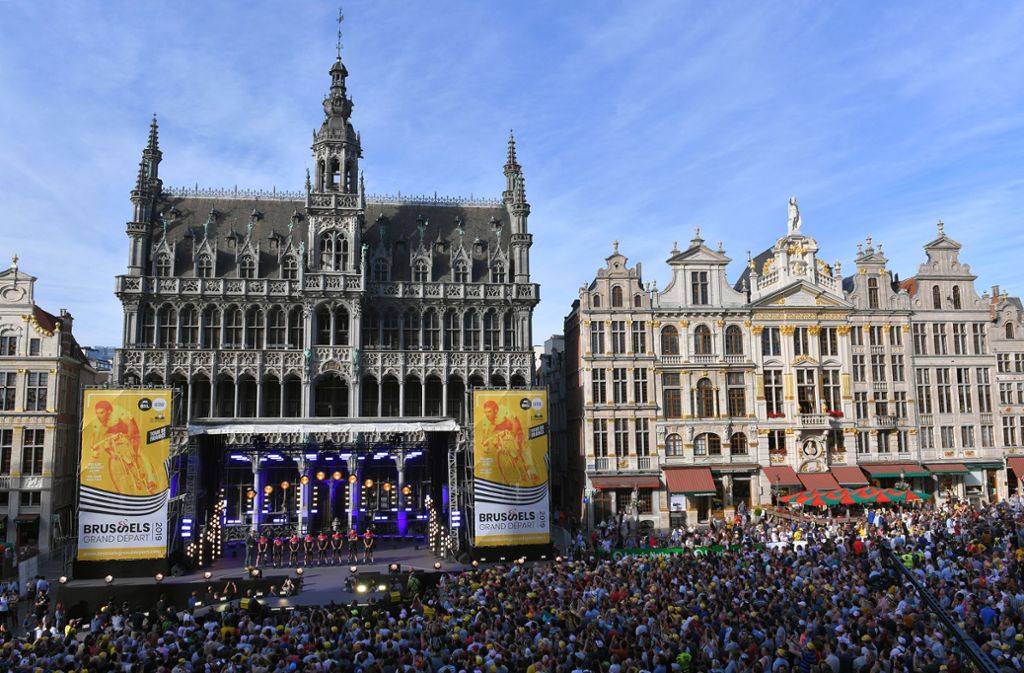 Stimmungsvoller Auftakt der Tour de France: Die Mannschaftspräsentation in der Altstadt von Brüssel.