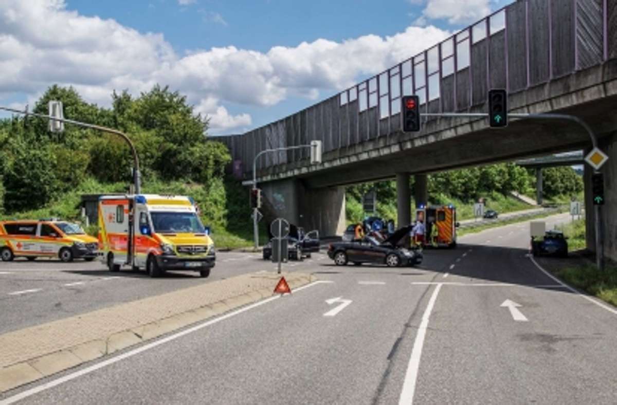 Polizei und Straßenmeisterei Leonberg sperrten den Unfallbereich ab.
