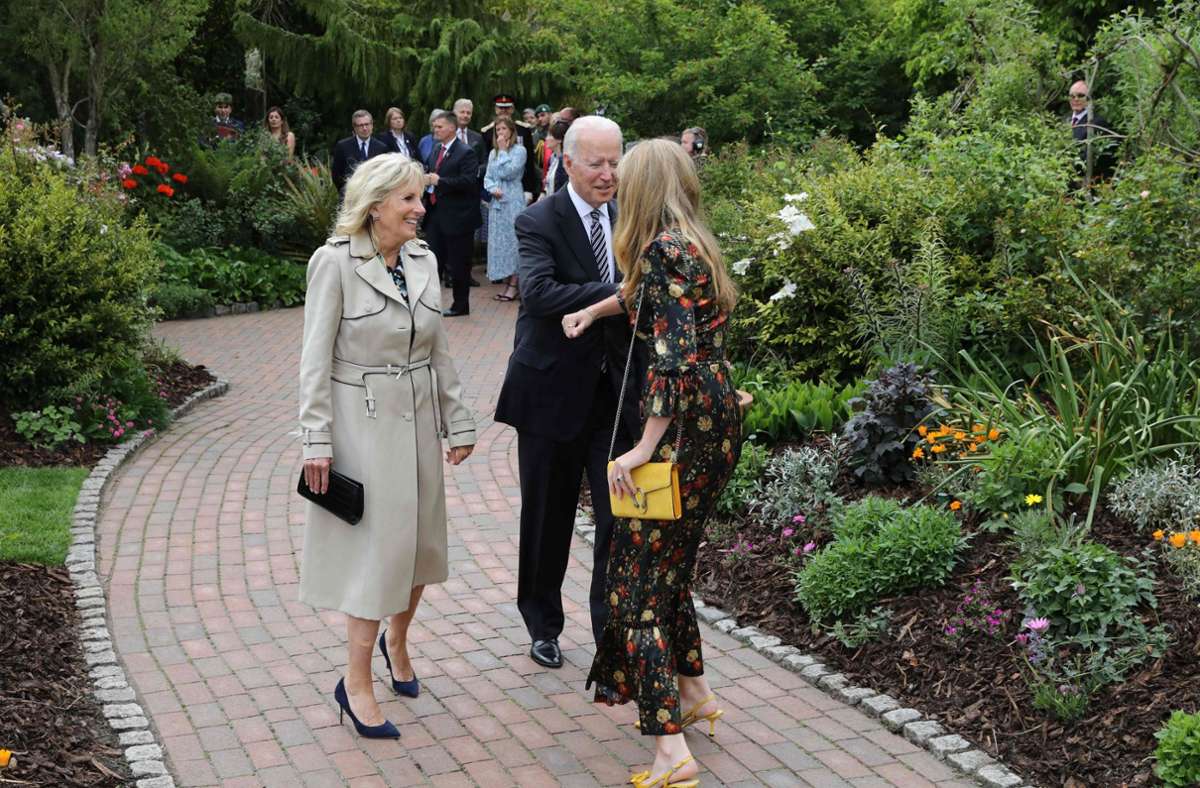 Carrie Johnson begrüßt US-Präsidenten Joe Biden und First Lady Jill Biden.