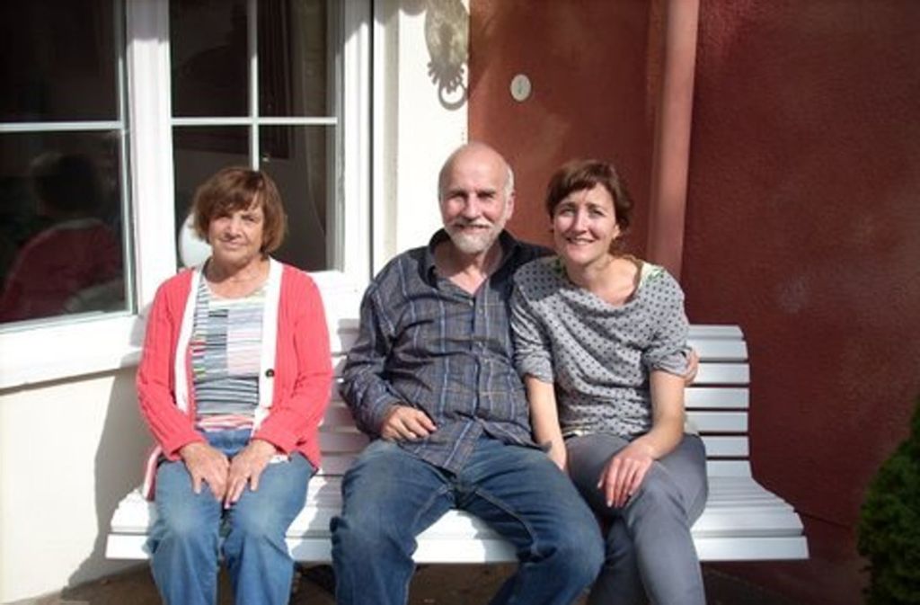 Lisa Welzhofer und Vater Hagai mit Welzhofers Großmutter in Deutschland.