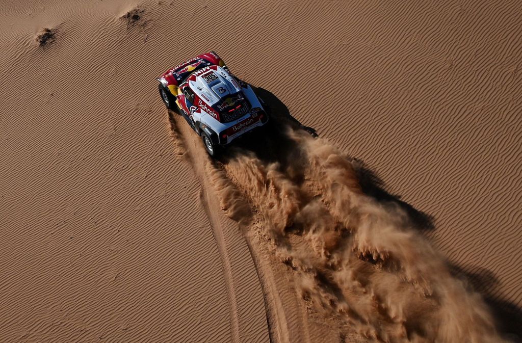 Allein auf weiter Flur: Carlos Sainz verteidigte im Mini auch auf der achten Etappe der Rallye Dakar am Montag seine Führung. Carlos Sainz gilt in der Rallye als wahre Legende.