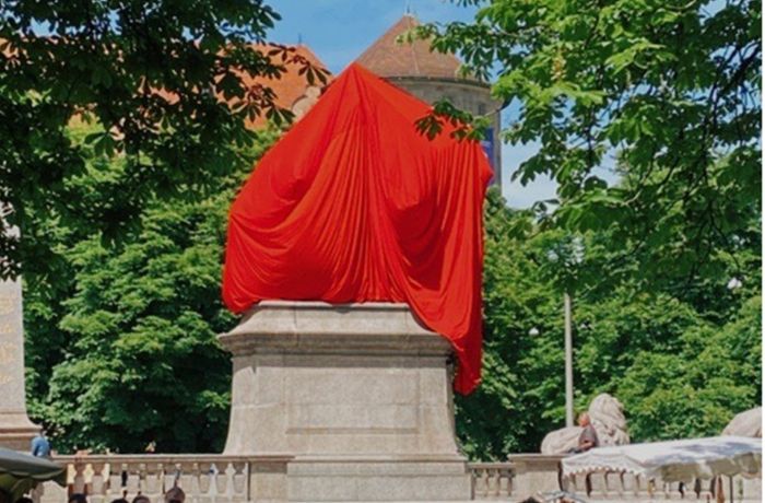 Karlsplatz in Stuttgart: Kaiser-Denkmal wird vor Katholikentag verhüllt