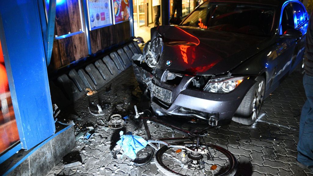 Unfall in Heidelberg: Auto kracht in Einkaufszentrum  – Fußgängerin schwer verletzt
