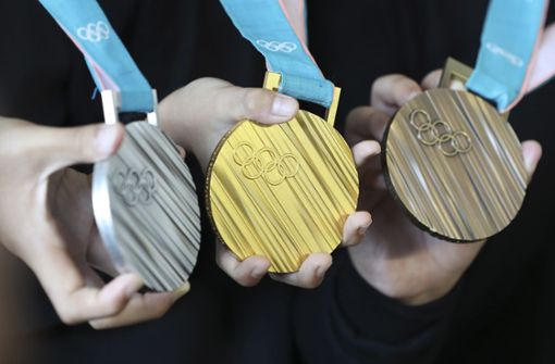 Diese Medaillen gibt es bei den diesjährigen Olympischen Spielen zu gewinnen. Foto: AP/Keystone