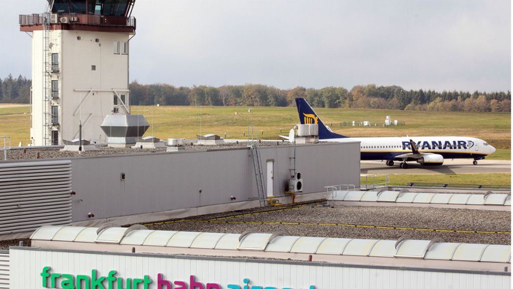  Der Verkauf der hessischen Anteile am Hunsrück-Flughafen Hahn an die pfälzische ADC GmbH ist geglückt. Zuvor war der Notartermin noch geplatzt, weil das Land Hessen offene Fragen hatte. 