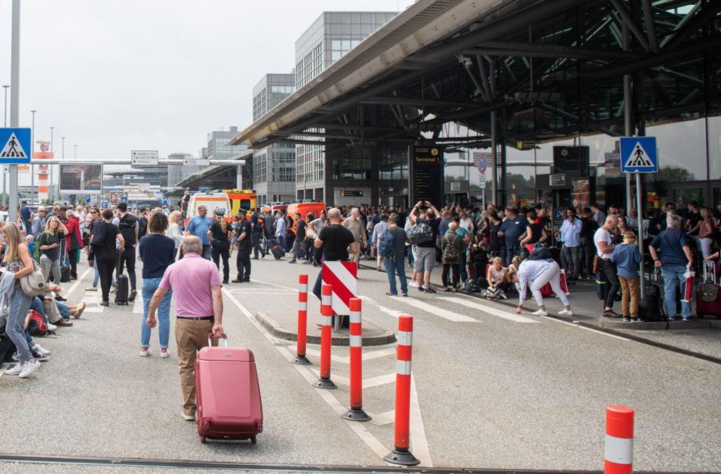 Die Passagiere des Hamburger Flughafens mussten vor dem Gebäude warten.